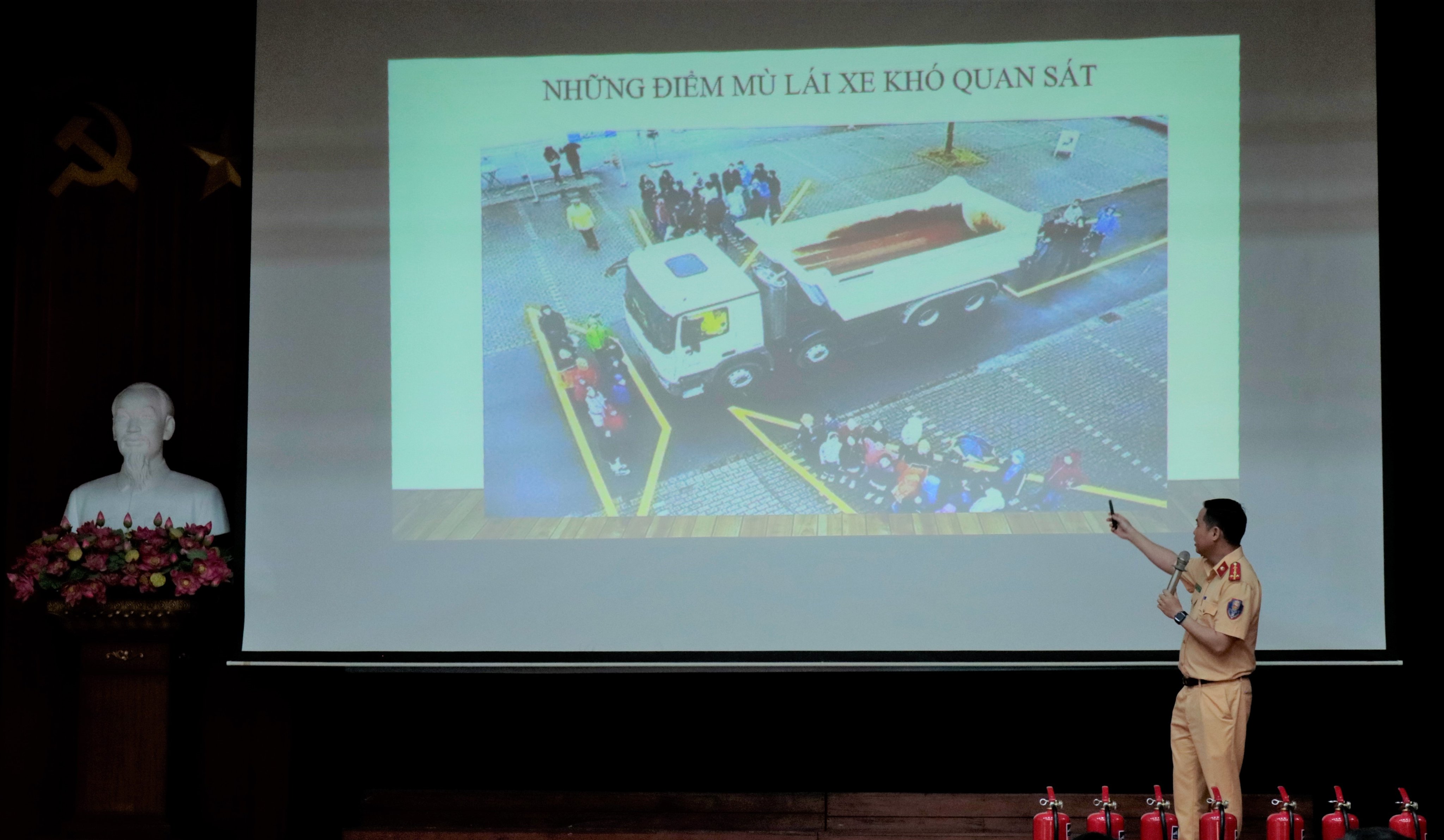 Đoàn thanh niên Phòng CSGT đường bộ - đường sắt tuyên truyền, giáo dục pháp luật về TTATGT tại  trường Đại học Y Dược Hải Phòng